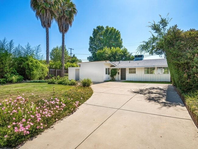 Foto del edificio - 6445 Oakdale Ave