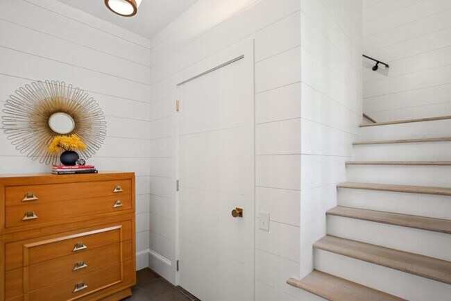 Building Photo - 506 Argonne Dr NW