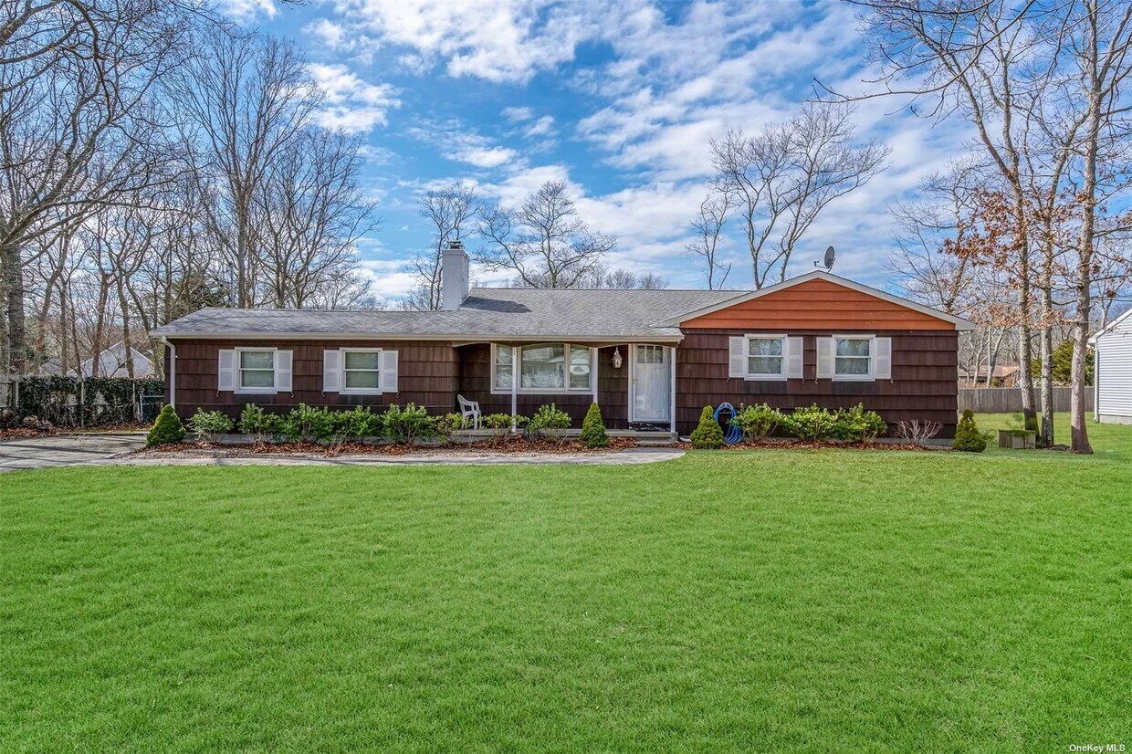 168 W Tiana Rd, Hampton Bays, NY 11946 House Rental in Hampton Bays