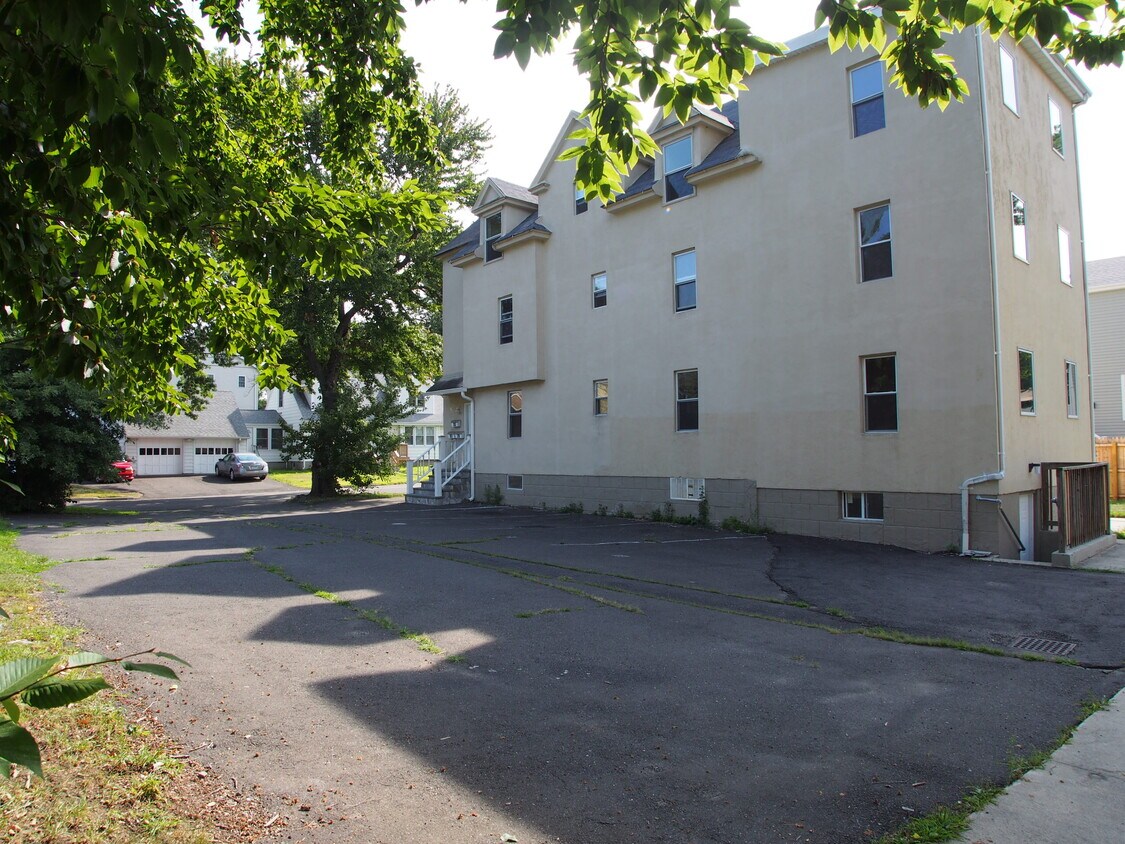 81 Longfellow Ave Unit Second floor, Fairfield, CT 06825 Apartments