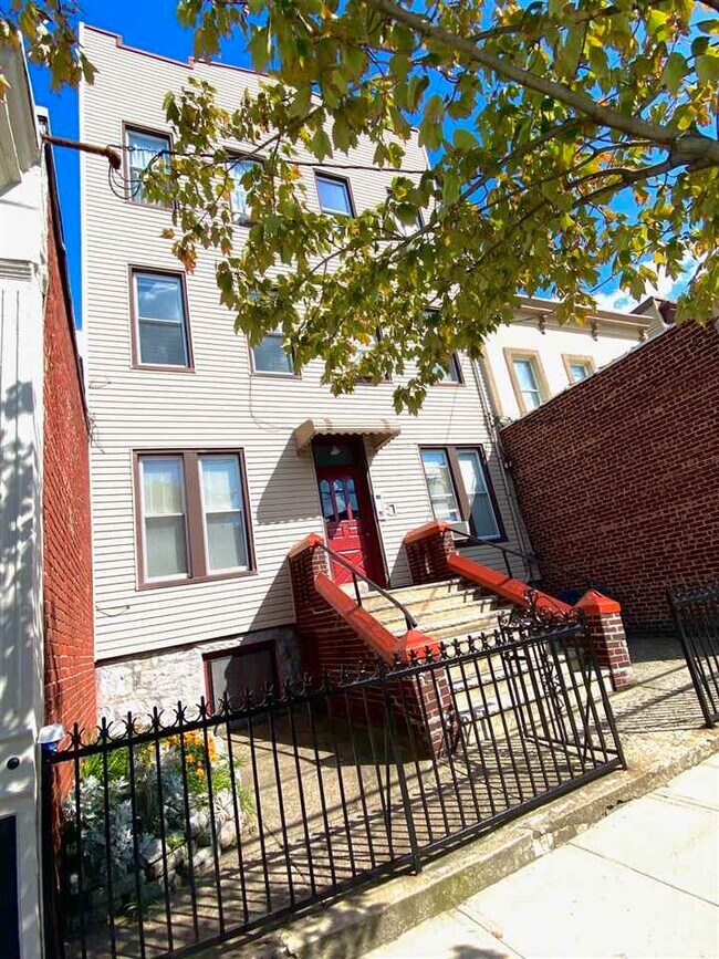 Building Photo - 718 8th St