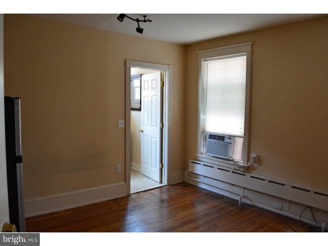 Building Photo - 338 S 16th St