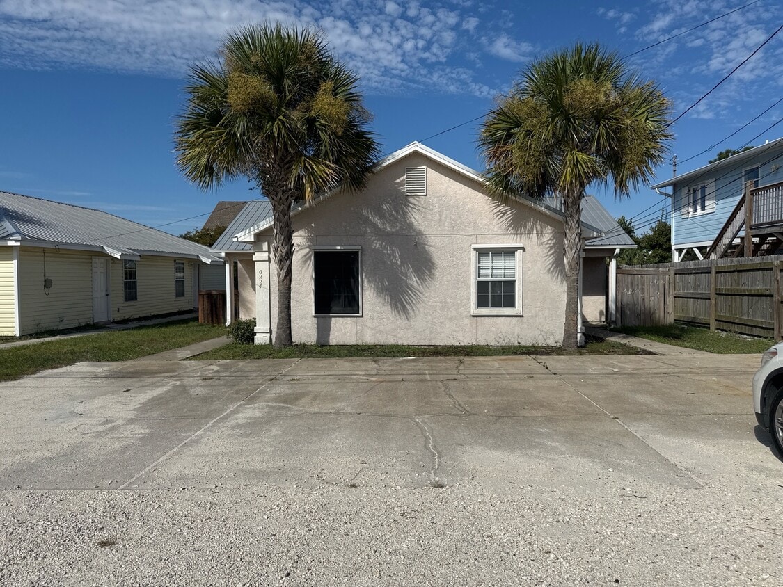 Primary Photo - 6224 Sunset Ave