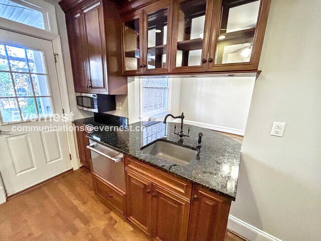 Building Photo - 2708 W Grace St