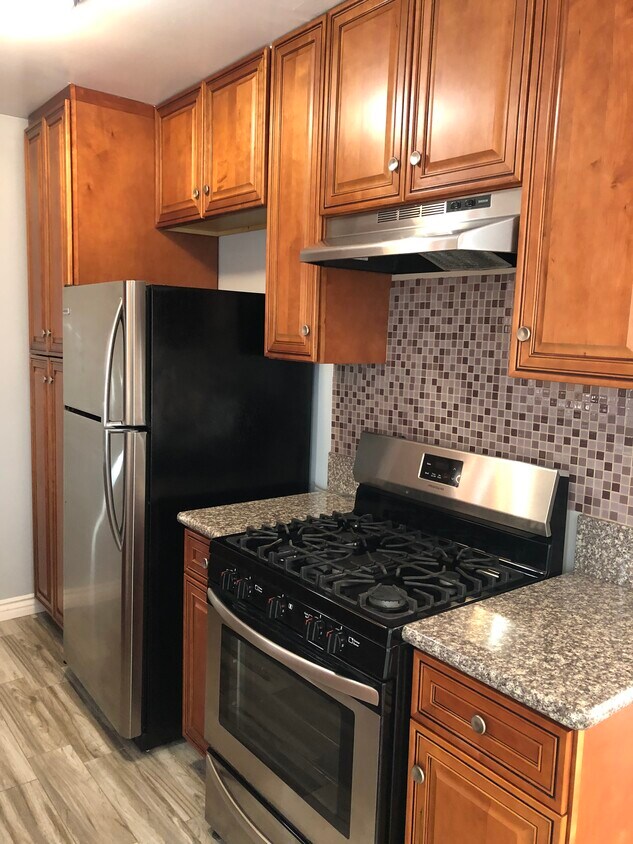 kitchen - 5742 Willowcrest Ave