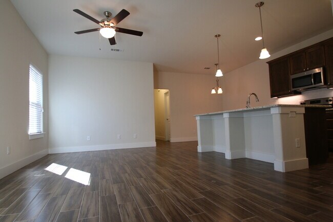 Foto del edificio - COMING SOON! Gorgeous 3BR/2BA Duplex with 2-Car Garage — Minutes to Downtown Fort Worth & Camp Bo...