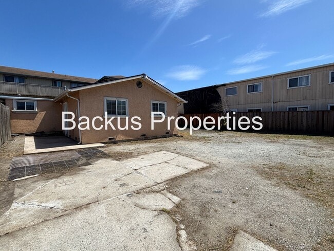 Building Photo - 516 James St