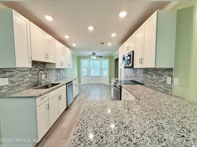 Foto del edificio - 10373 Windfern Ct N