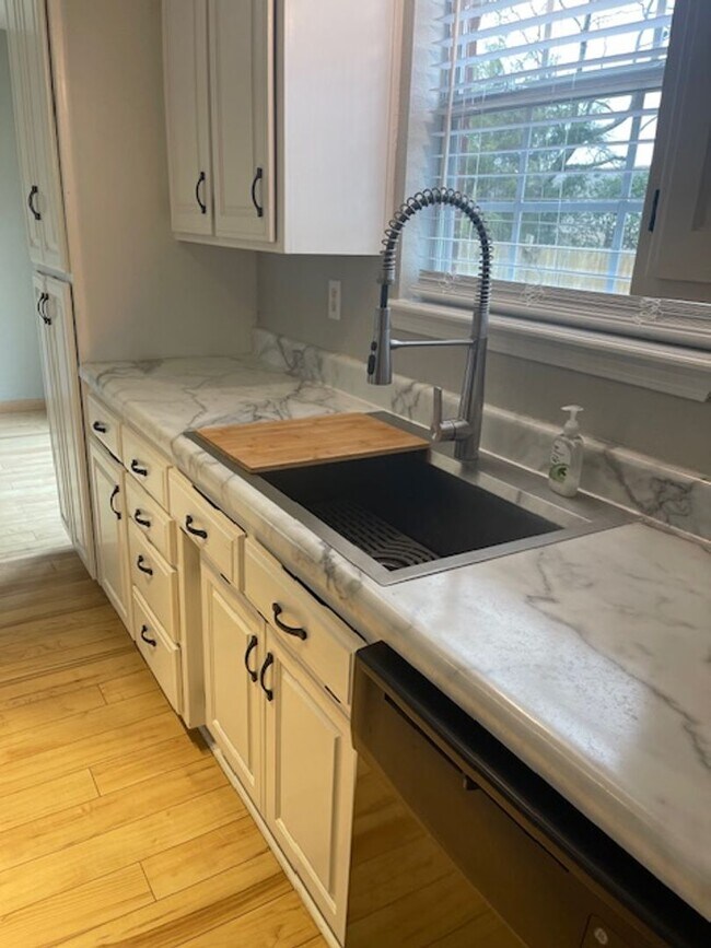 Foto del edificio - BEAUTIFUL HOME IN GREAT LOCATION! EASY ACCESS TO I-49!