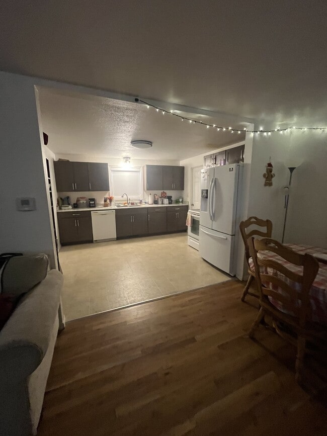 Building Photo - 662 Budlong St