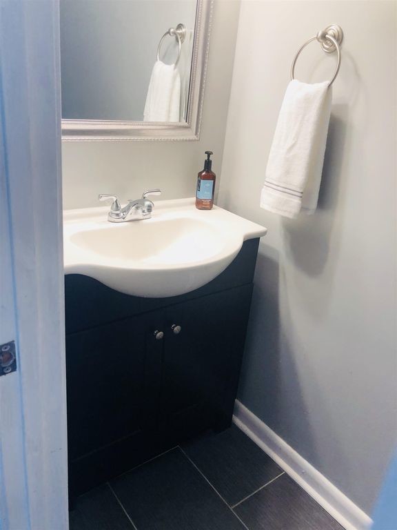 Half-bath - 3315B Felicia St