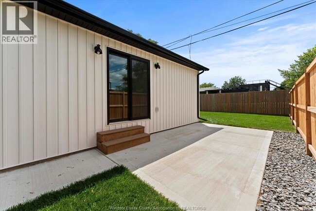 Building Photo - 557 Elinor St