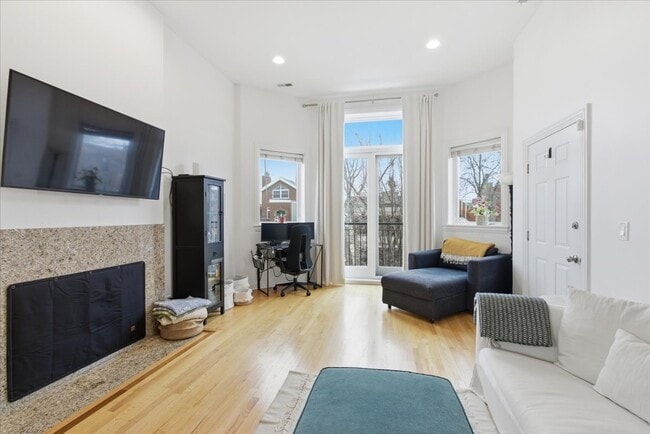 Building Photo - 2038 W Iowa St