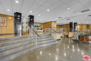 Foto del edificio - 100 S Doheny Dr