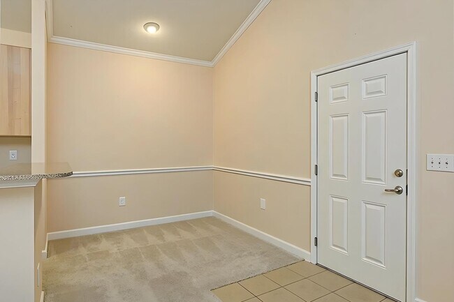 Foto del edificio - Bright 1-Bedroom Condo with Detached Garage in Eastwood Village Complex (Water Included)