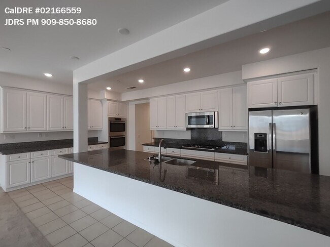 Foto del edificio - Eastvale 5 Bedroom + In Law Suite Home