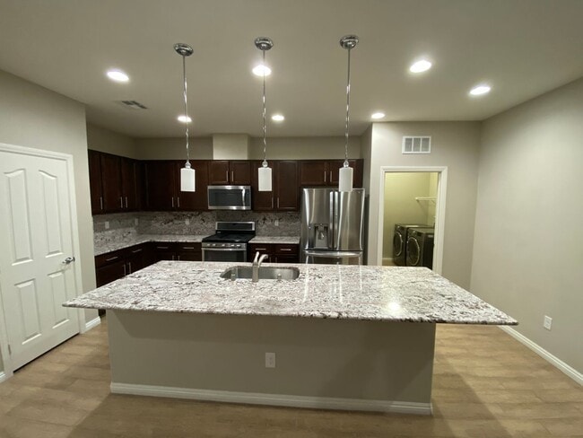 Building Photo - Wonderful 3 bed/3 bath home located in N. Las Vegas