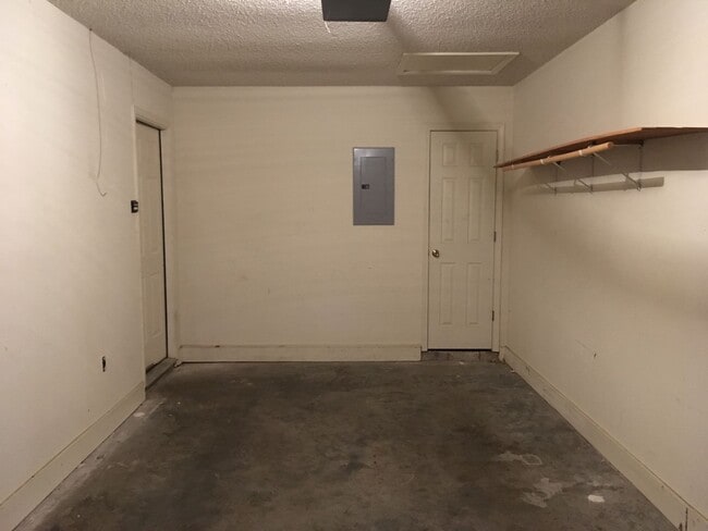 Building Photo - 403 Valley Dr
