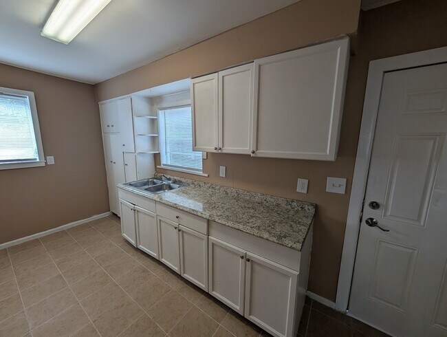 Building Photo - 407 Engman St