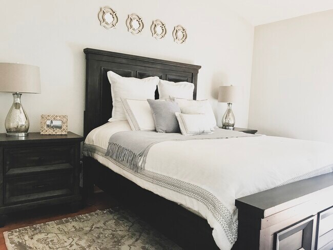 Comfortable master bedroom with space and natural lighting. - 1612 Northridge Dr