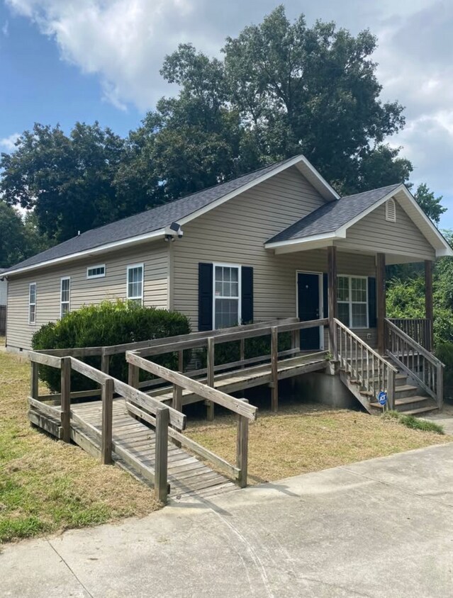 Building Photo - 577 Manly Ave