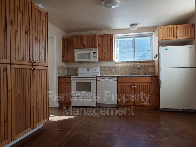 Primary Photo - 1141 N Shamrock Ave