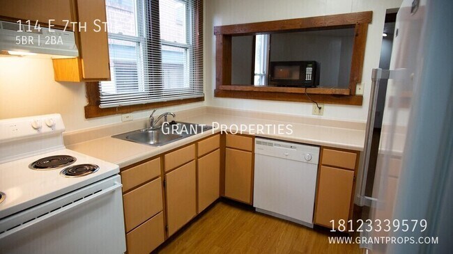 Foto del edificio - 114 E 7th St