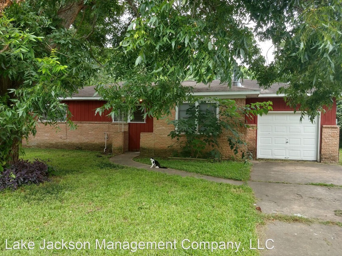 3 br, 1 bath House 547 James St House Rental in Clute, TX