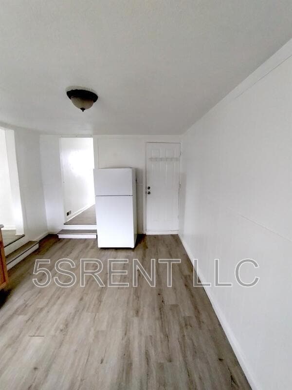 Building Photo - 240 S Mary Ellen St