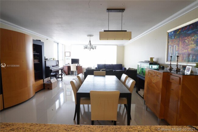 Foto del edificio - 4101 Pine Tree Dr