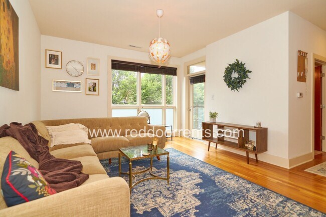 Foto del edificio - Great opportunity on a sought after tree-l...