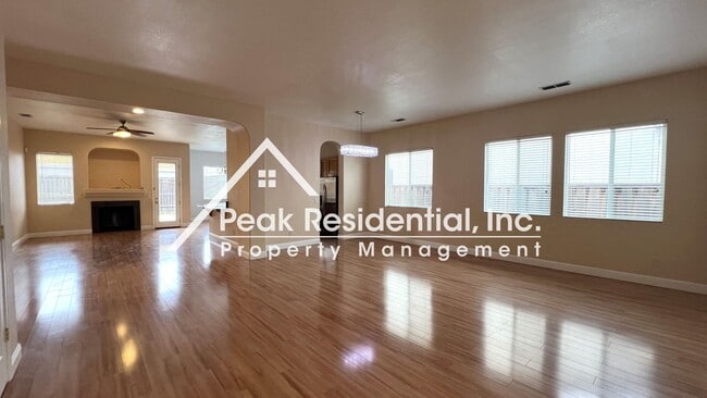 Foto del edificio - Wonderful 4bd/3ba Home with 3 Car Garage!