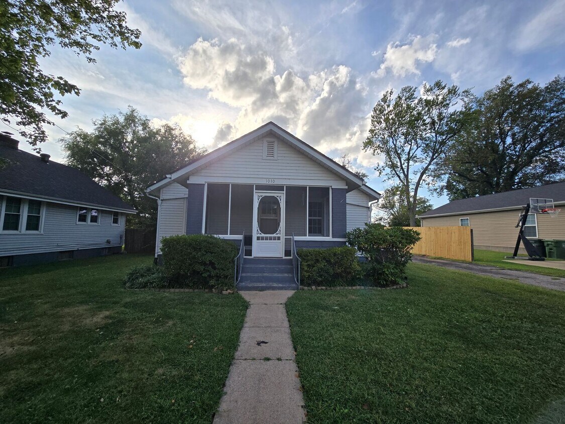 Primary Photo - 2 Possible 3 bed with large backyard!