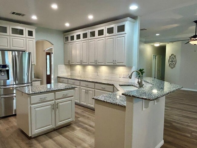 Building Photo - 121 Post Oak Ln