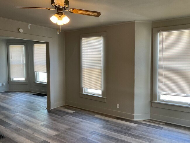 Building Photo - PRE LEASING to Approved Applicants! . 3 Be...