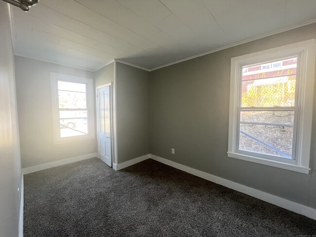 Building Photo - 12 Burleson Ln