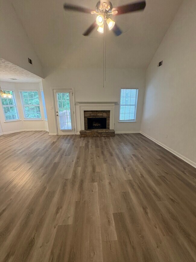 Foto del edificio - 229 Pebble Creek Dr