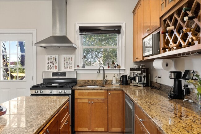 Building Photo - 67 Gates St