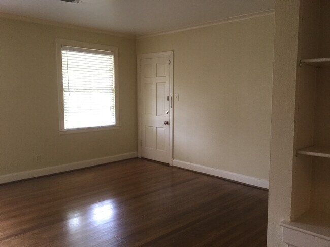Living room & front entrance - 1885 Peabody Ave