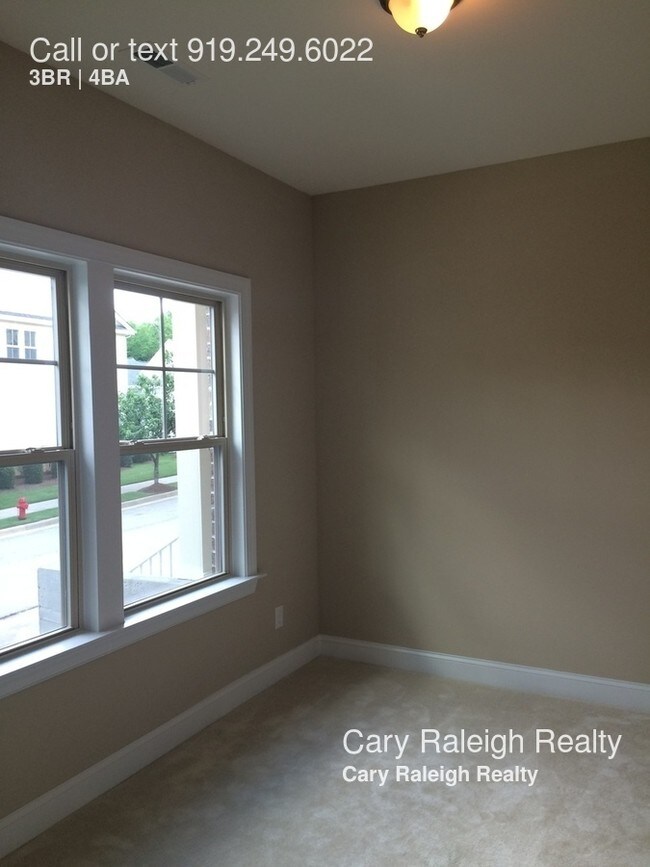 Building Photo - 530 Village Loop Dr