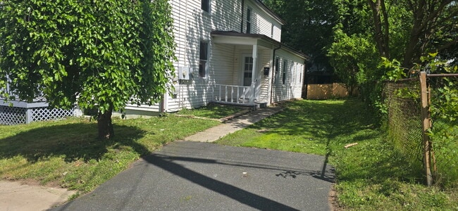 Building Photo - 47 Maple Ave
