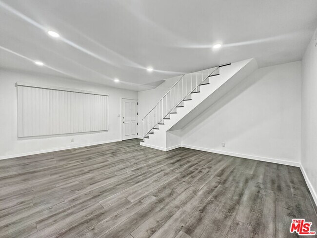 Foto del edificio - 817 E Nutwood St