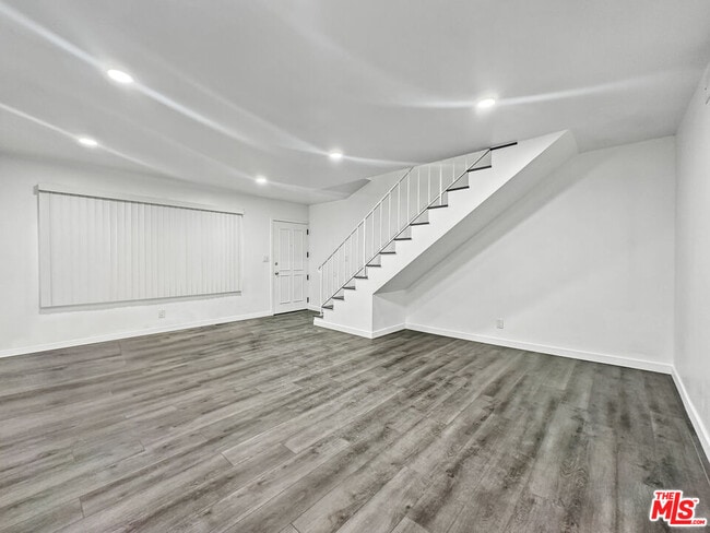 Building Photo - 817 E Nutwood St
