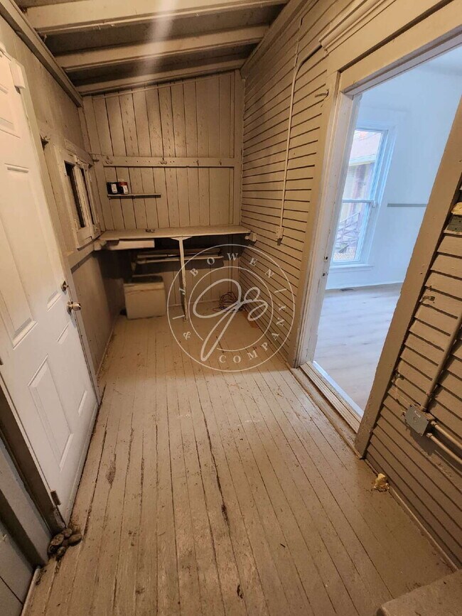 Building Photo - 10.	Spacious 2-bedroom main floor duplex! Tons of character! Convenient location!