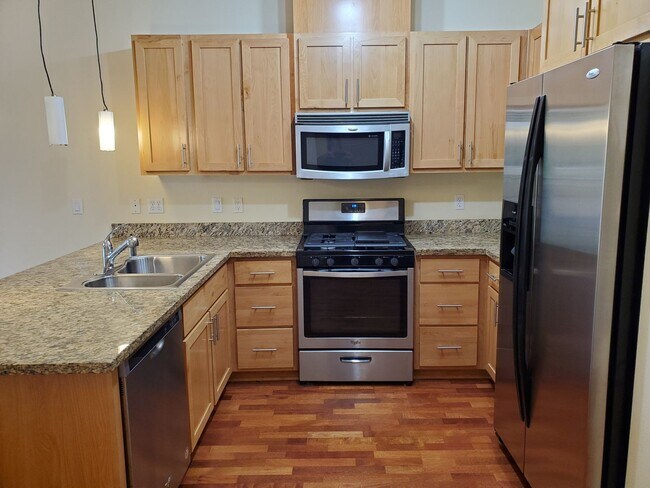 Photo - Live by the Lake in the Heart of Downtown ... Apartment