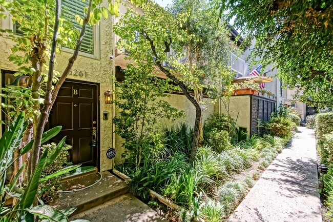Foto del edificio - BRIGHT & AIRY, REAR-UNIT TOWNHOUSE W/ SPACIOUS PATIO, BALCONY & HUGE 2-CAR GARAGE IN GATED COMMUN...