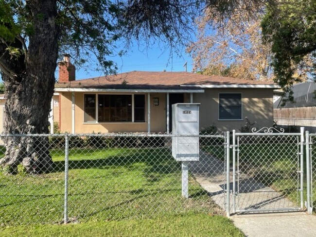 Foto del edificio - 3 bdr 2 bath Home on Huge lot.