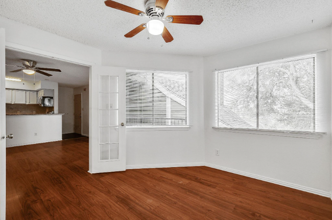 Foto del edificio - 9823 Walnut St