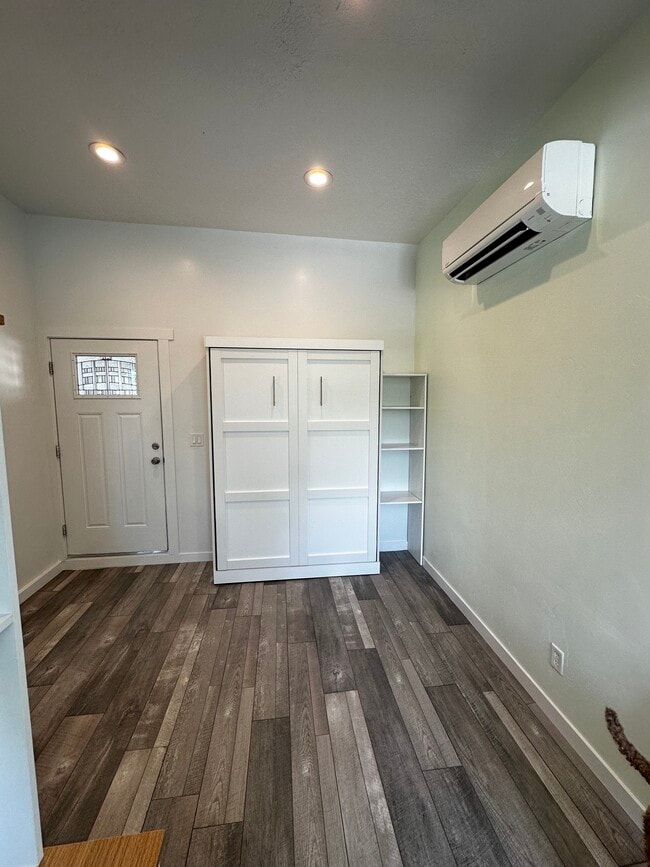 Building Photo - 70 E 400 S