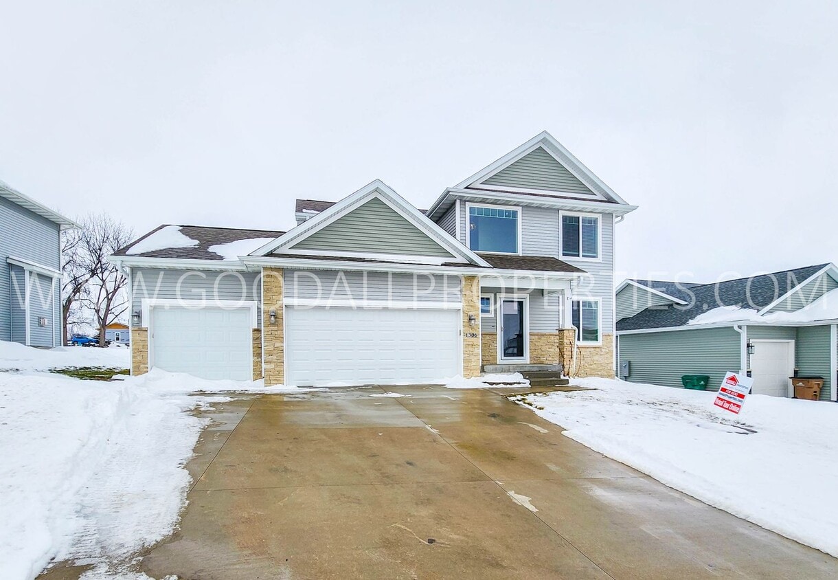 Primary Photo - Beautiful 4 Bedroom in Norwalk